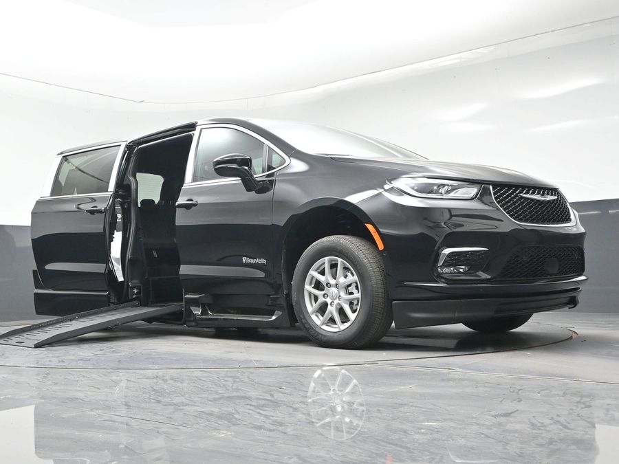 Black Chrysler Pacifica image number 16