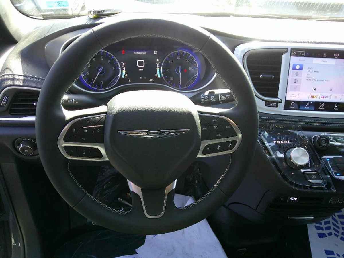 Grey Chrysler Pacifica image number 11