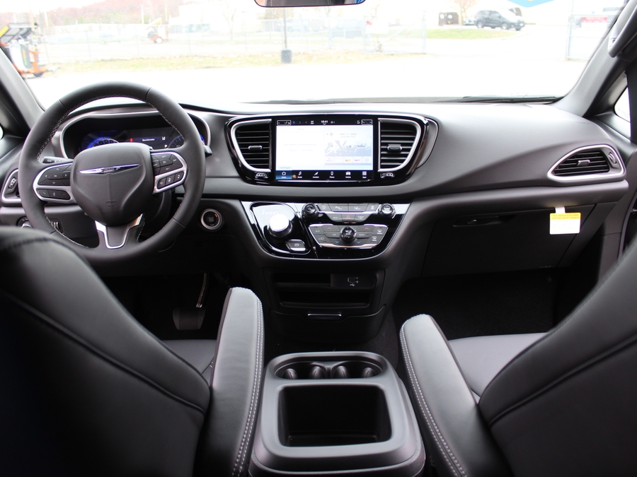 Black Chrysler Voyager image number 12