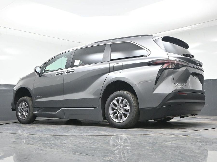 New 2026 Toyota Sienna Hybrid XLE Base - BraunAbility Side Entry Fold Out Automatic Ramp