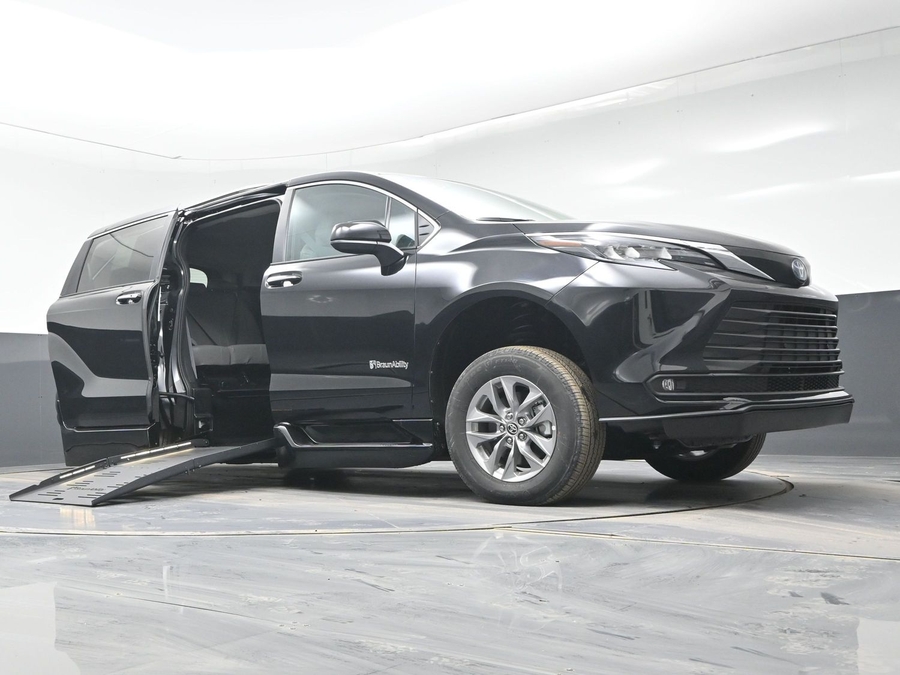 Black Toyota Sienna image number 18