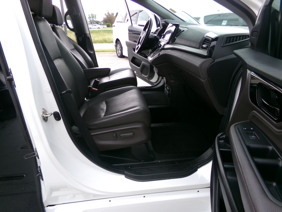 White Honda Odyssey image number 7