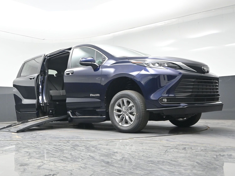 New 2026 Toyota Sienna Hybrid XLE Base - BraunAbility Side Entry Entry Fold Out Automatic Ramp