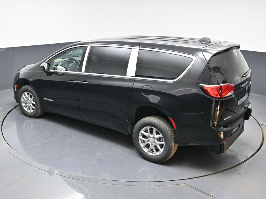 Black Chrysler Voyager image number 15