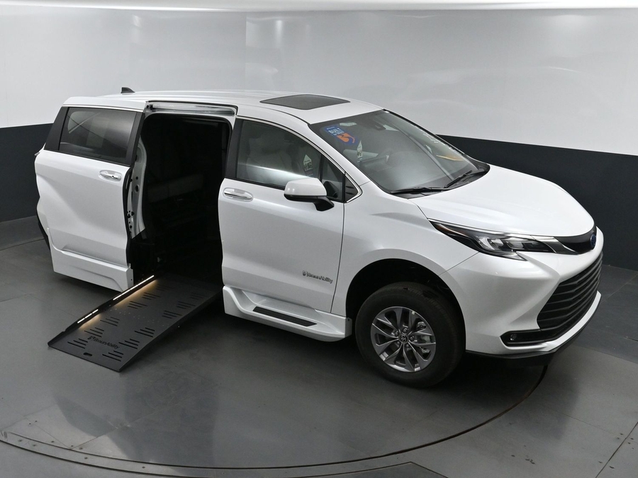 New 2025 Toyota Sienna Hybrid XLE Base - BraunAbility Side Entry Entry Fold Out Automatic Ramp