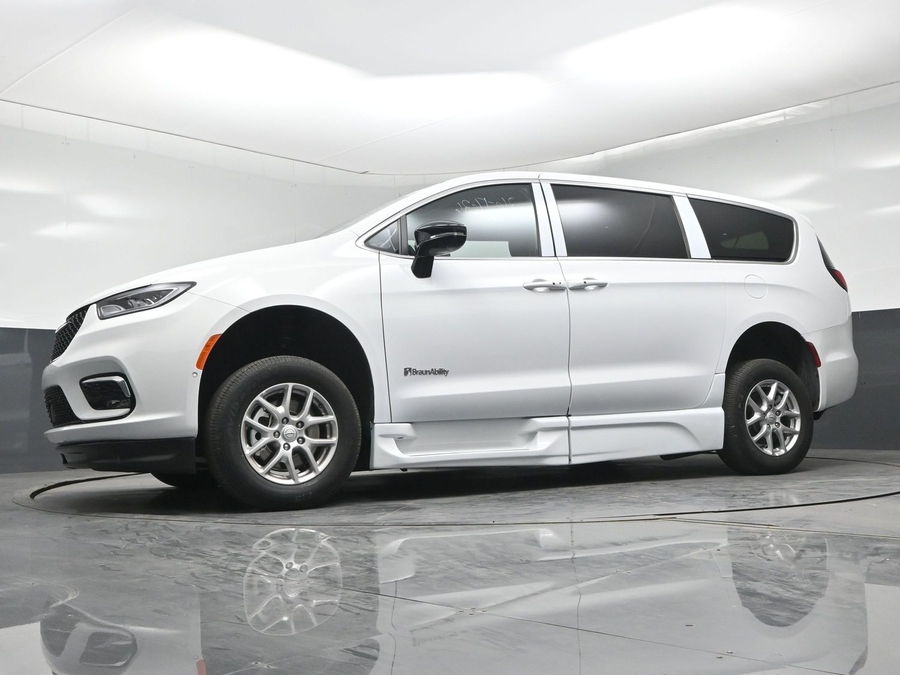 New 2026 Chrysler Pacifica Select Safety - BraunAbility Side Entry Fold Out Automatic Ramp