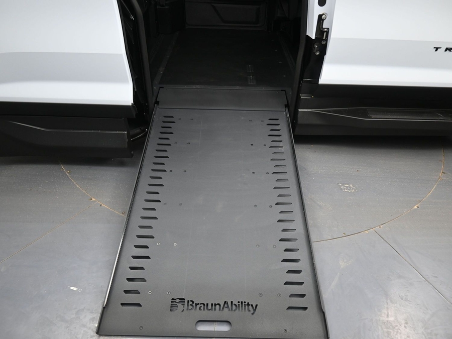 New 2026 Chevrolet Traverse 1LT Midnight - BraunAbility Side Entry Entry In Floor Automatic Ramp