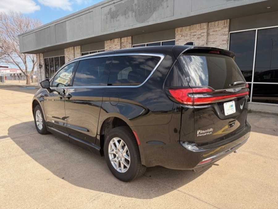 Black Chrysler Pacifica image number 18