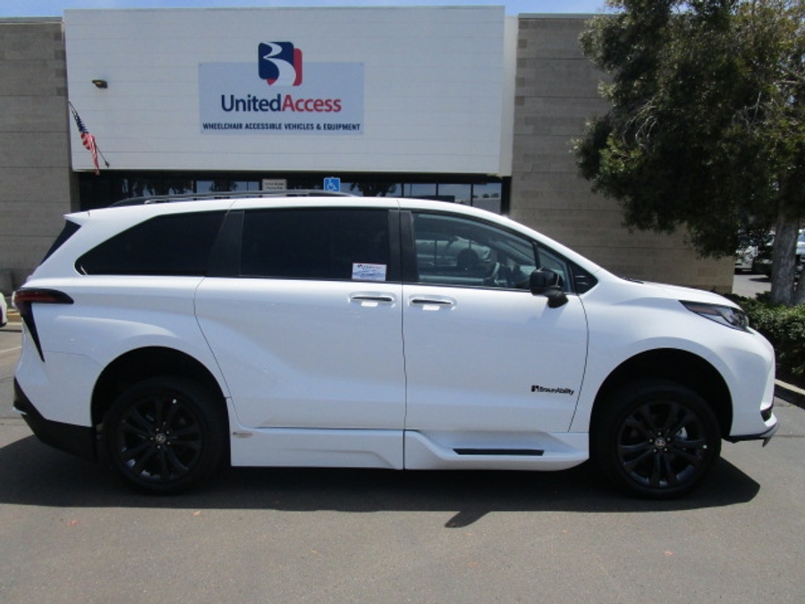 New 2026 Toyota Sienna Hybrid XSE Sport - BraunAbility Side Entry Entry In Floor Automatic Ramp