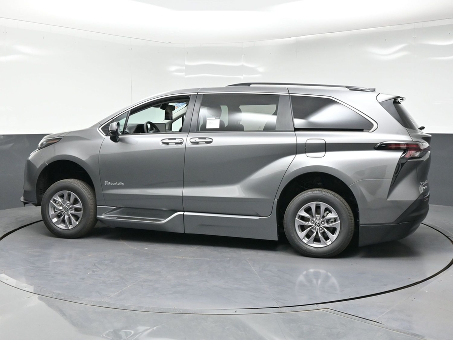 New 2026 Toyota Sienna Hybrid XLE Base - BraunAbility Side Entry Fold Out Automatic Ramp