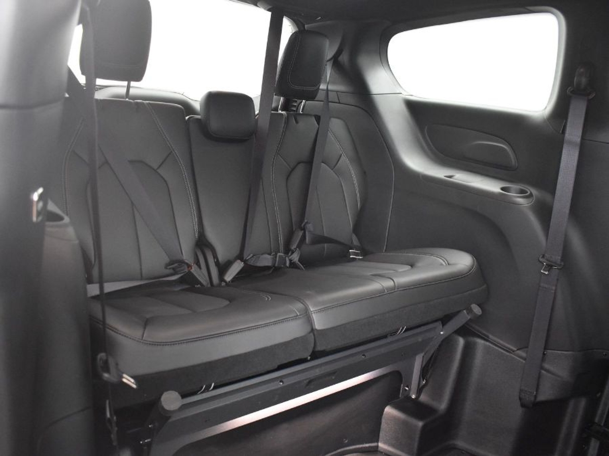 Black Chrysler Pacifica image number 9