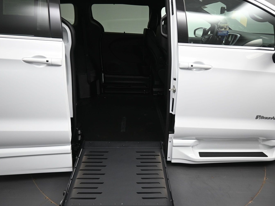White Chrysler Pacifica image number 12