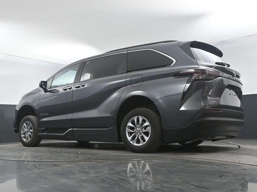 New 2025 Toyota Sienna Hybrid XLE Plus - BraunAbility Side Entry Entry In Floor Automatic Ramp