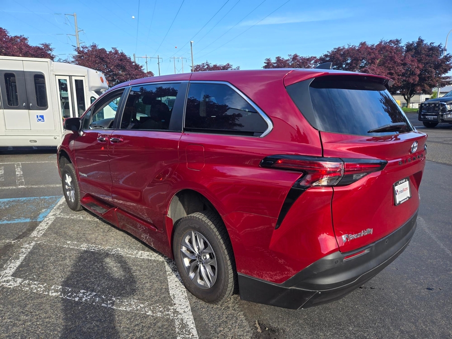 Used 2022 Toyota Sienna Hybrid XLE - BraunAbility Side Entry Fold Out Automatic Ramp