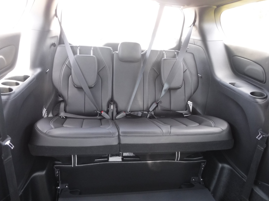 White Chrysler Pacifica image number 12