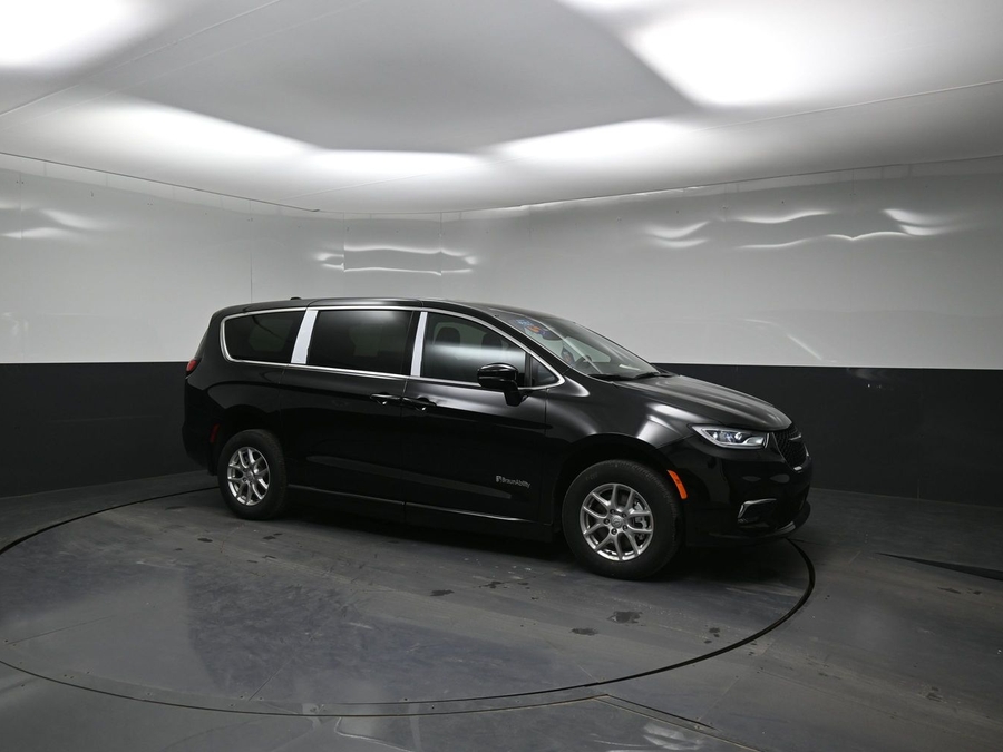 Black Chrysler Pacifica image number 14