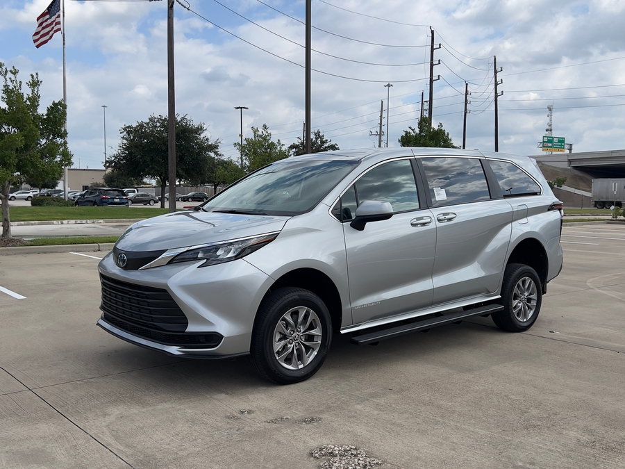 New 2025 Toyota Sienna Hybrid LE - Vantage Mobility Commercial Rear Entry Entry Fold Out Manual Ramp