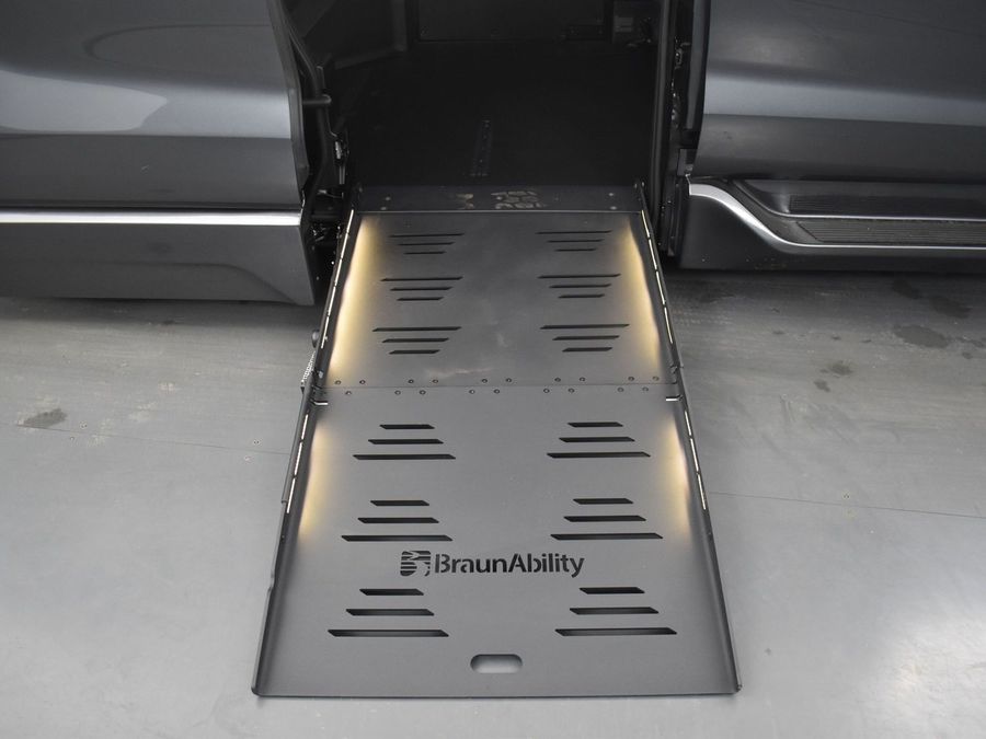 New 2025 Toyota Sienna Hybrid XLE Base - BraunAbility Side Entry Entry Fold Out Automatic Ramp