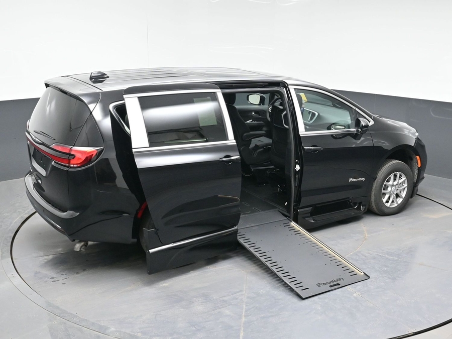 New 2026 Chrysler Pacifica Select Plus - BraunAbility Side Entry Entry In Floor Automatic Ramp
