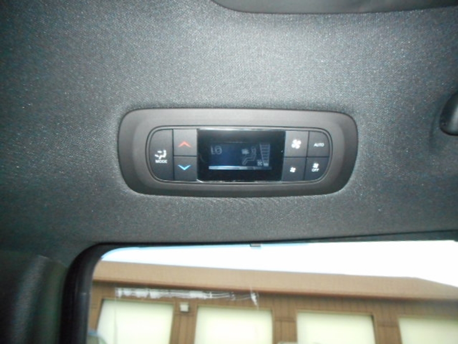 Black Chrysler Pacifica image number 15