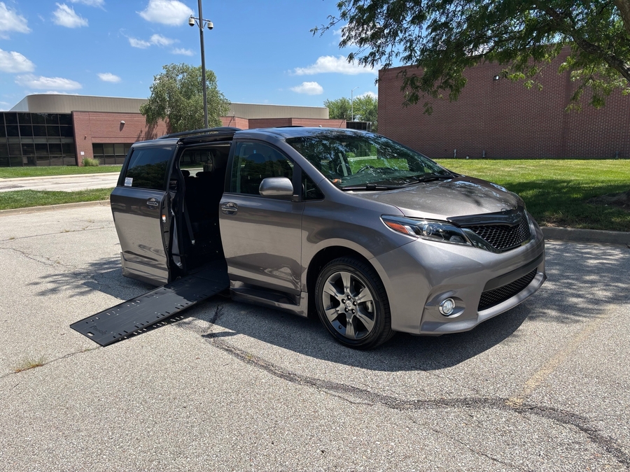 Used 2016 Toyota Sienna SE - BraunAbility Side Entry In Floor Automatic Ramp