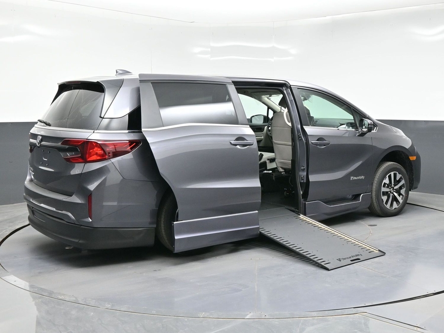 Grey Honda Odyssey image number 4