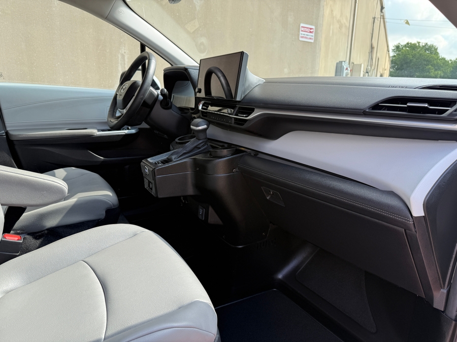 Used 2025 Toyota Sienna Hybrid XLE - BraunAbility Side Entry Entry Fold Out Automatic Ramp
