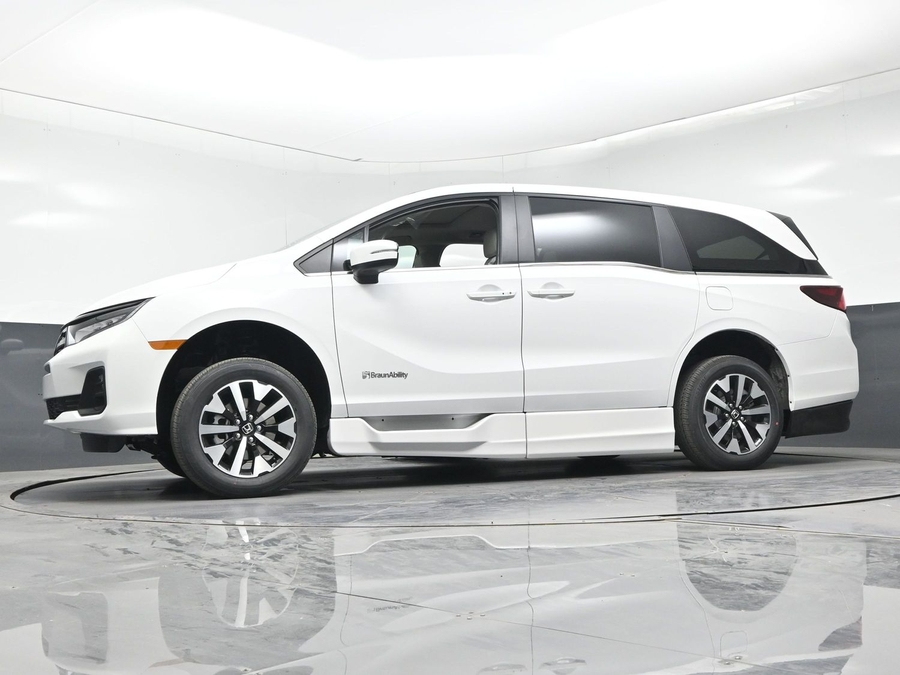 White Honda Odyssey image number 16
