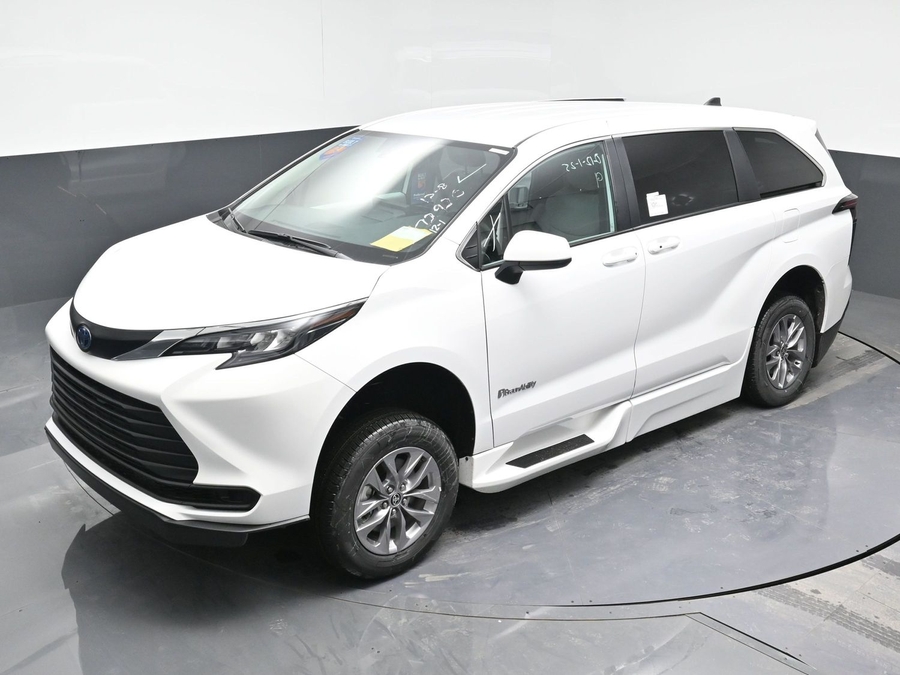 New 2025 Toyota Sienna Hybrid LE - BraunAbility Side Entry Entry Fold Out Automatic Ramp
