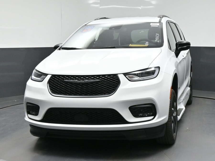 New 2026 Chrysler Pacifica Select Sport - BraunAbility Side Entry Fold Out Automatic Ramp