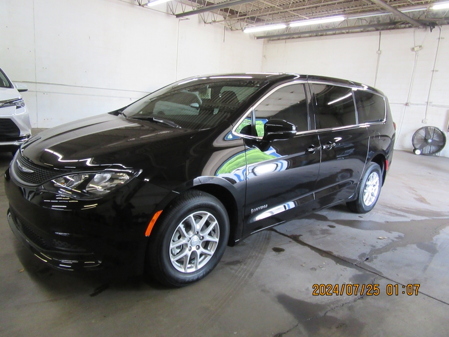 Black Chrysler Voyager image number 2