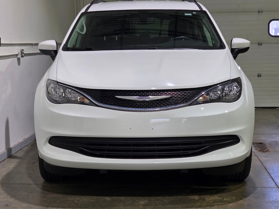 White Chrysler Voyager image number 7