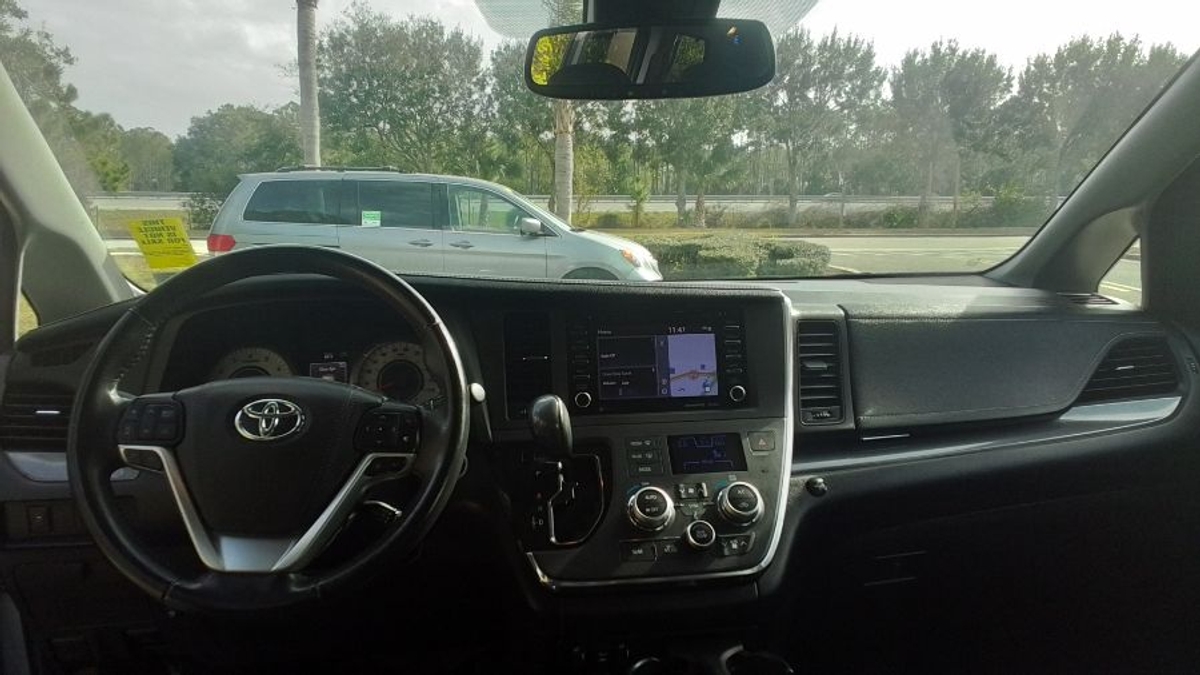 Silver Toyota Sienna image number 9