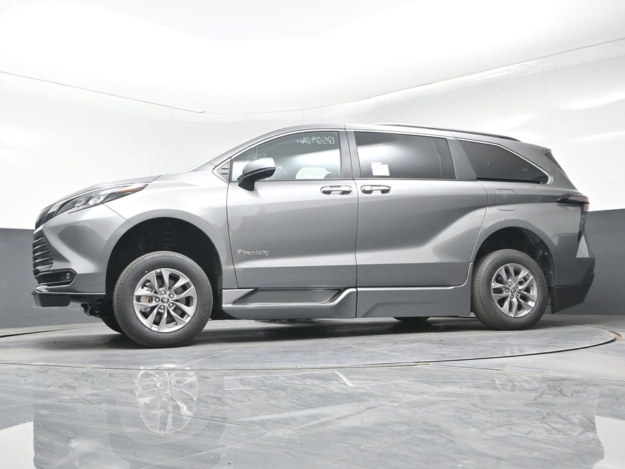 New 2026 Toyota Sienna Hybrid XLE Add - BraunAbility Side Entry Entry Fold Out Automatic Ramp