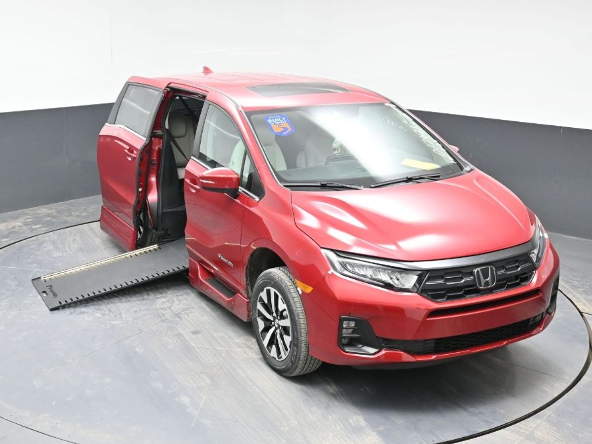 Red Honda Odyssey image number 8