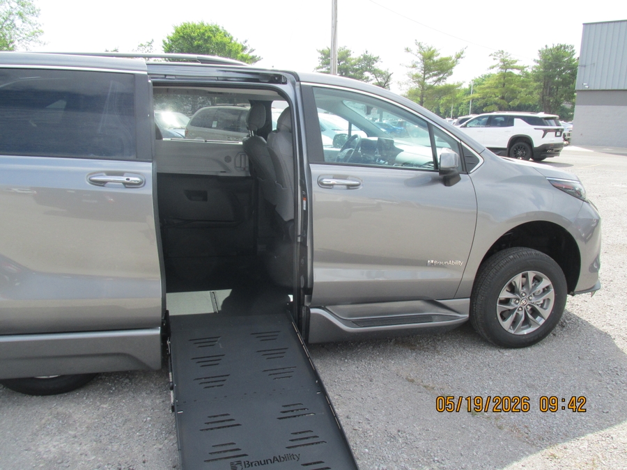 Grey Toyota Sienna image number 6