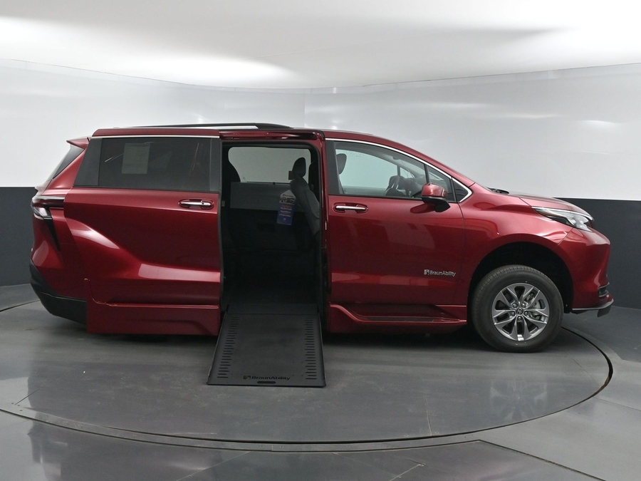 New 2025 Toyota Sienna Hybrid XLE Plus - BraunAbility Side Entry Entry In Floor Automatic Ramp