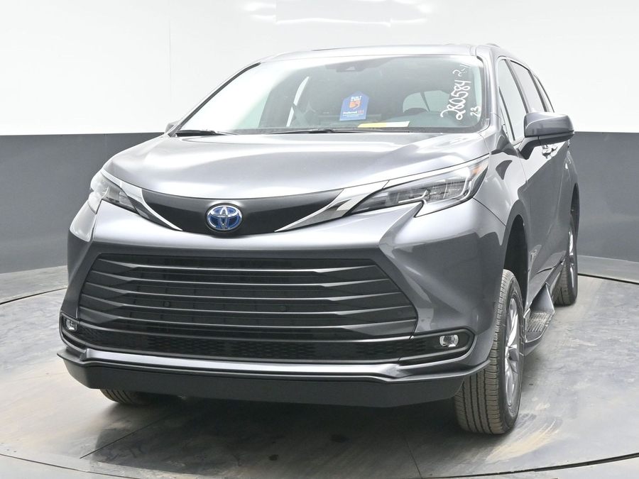 Grey Toyota Sienna image number 1