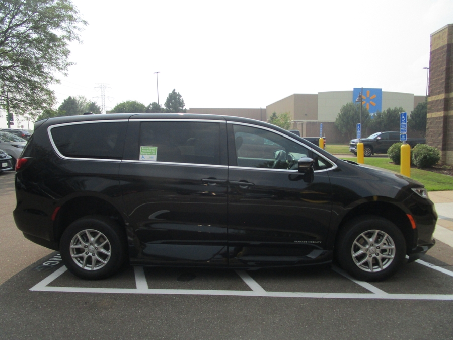 Black Chrysler Pacifica image number 1