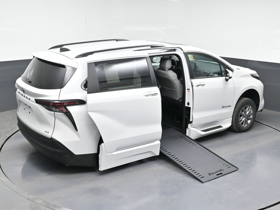New 2026 Toyota Sienna Hybrid XLE Base - BraunAbility Side Entry In Floor Automatic Ramp
