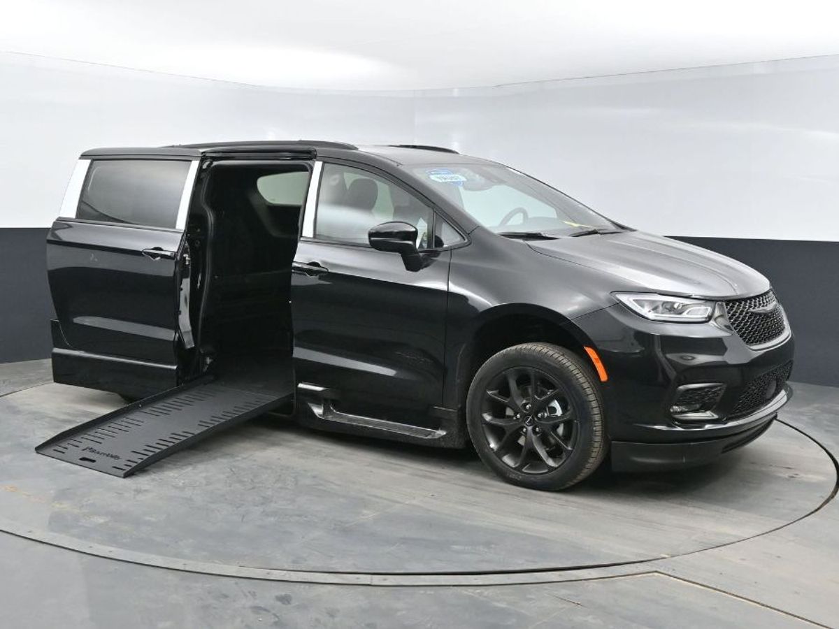Black Chrysler Pacifica image number 17