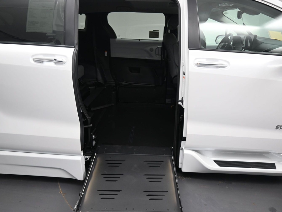 New 2026 Toyota Sienna Hybrid XLE Base - BraunAbility Side Entry Fold Out Automatic Ramp
