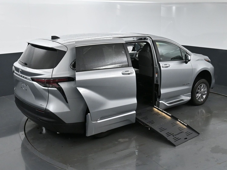 New 2025 Toyota Sienna Hybrid XLE Base - BraunAbility Side Entry Entry Fold Out Automatic Ramp