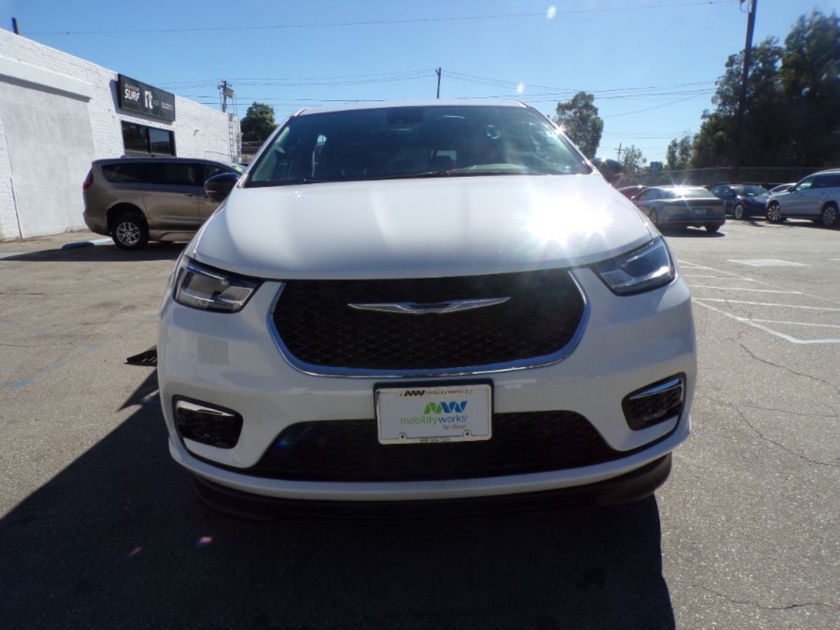 2025 CHRYSLER PACIFICA - Image 24