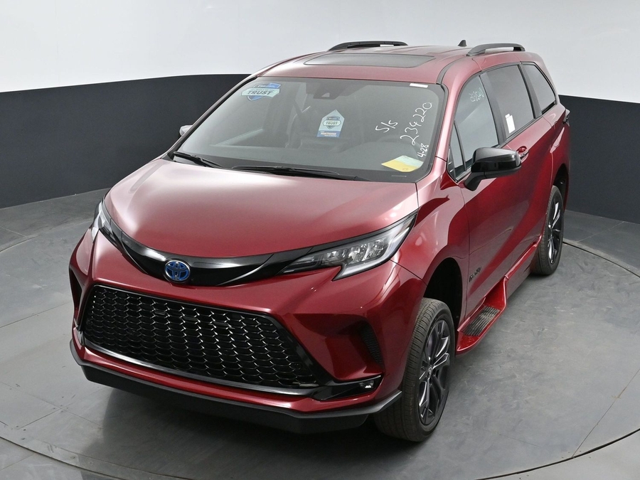 New 2025 Toyota Sienna Hybrid XSE Sport - BraunAbility Side Entry Entry Fold Out Automatic Ramp