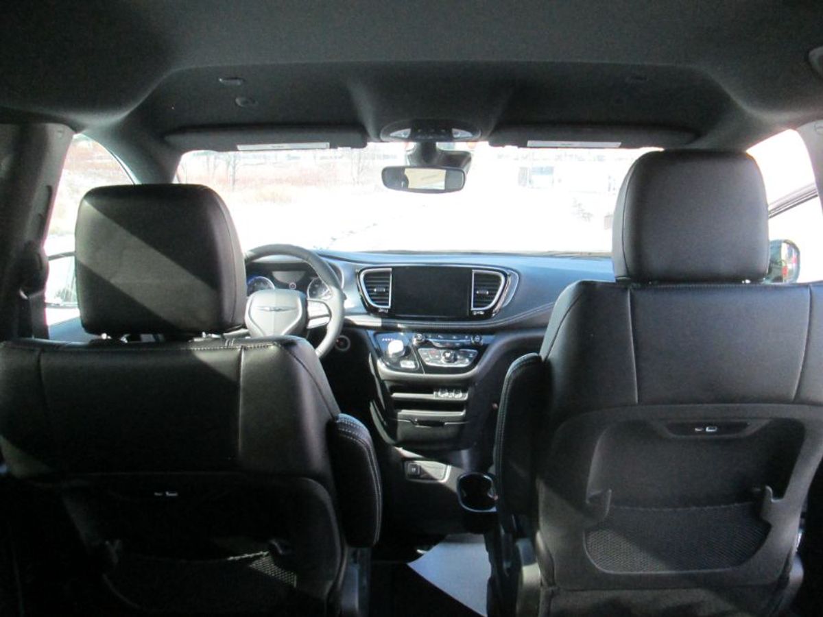 Black Chrysler Pacifica image number 5