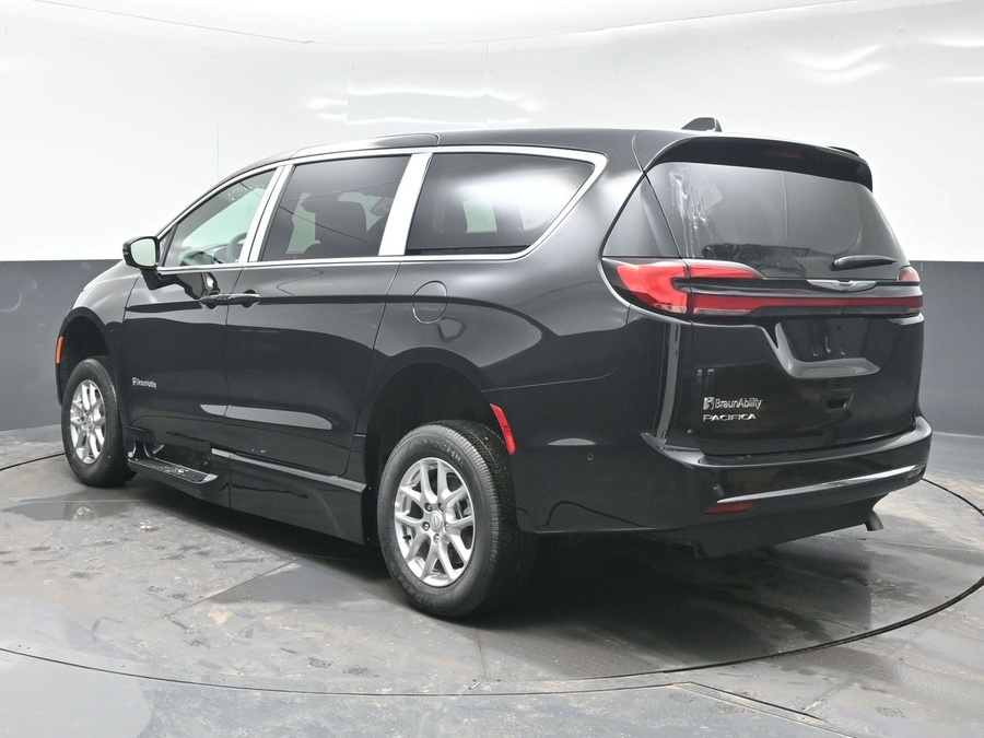 Black Chrysler Pacifica image number 4