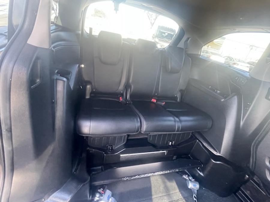 Grey Honda Odyssey image number 1