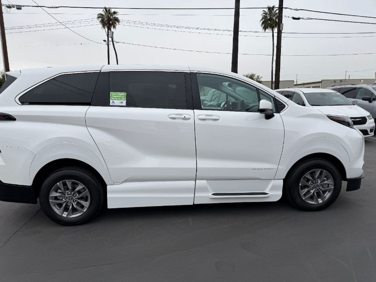 2025 TOYOTA SIENNA - Image 2