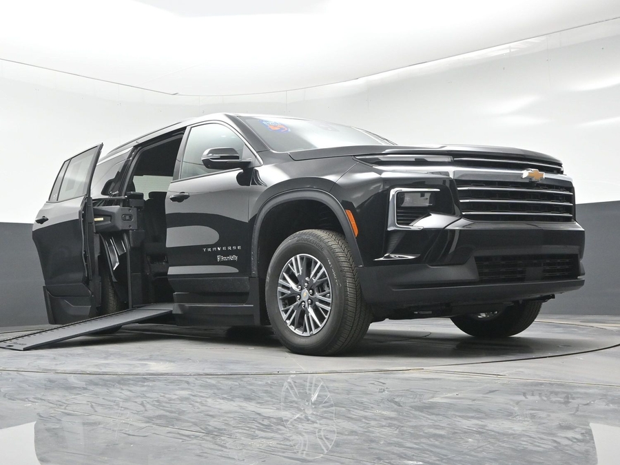 Black Chevrolet Traverse image number 17